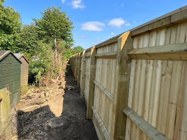 rear view of fencing along a busy road near Abingdon, Oxfordshire